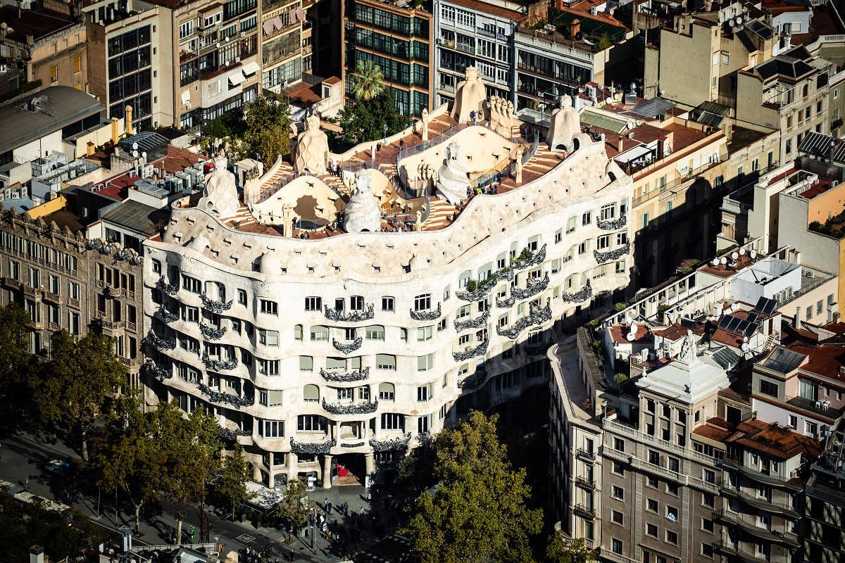 visita pedrera dia façana balcons